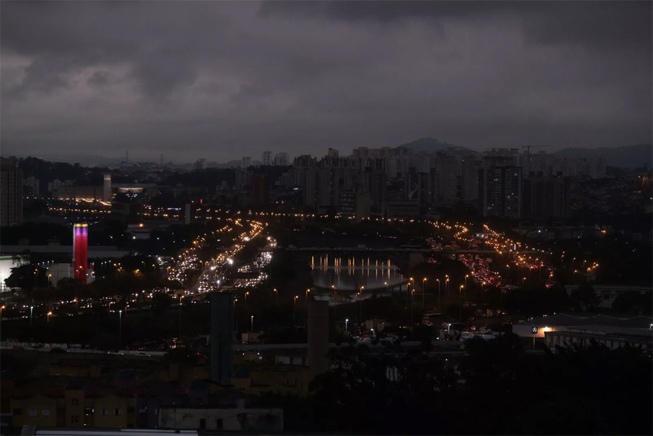 Fumaça de Rondônia e frio transformam o dia em noite em São Paulo