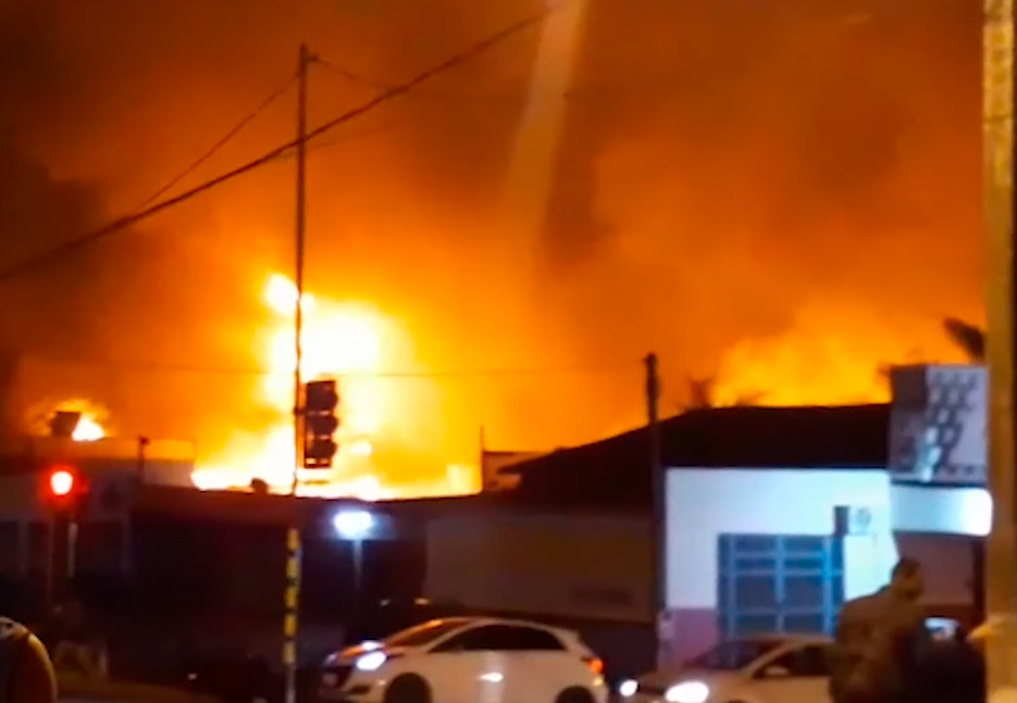 Vídeo: Incêndio de grandes proporções destrói prédio de empresa em Ji-Paraná