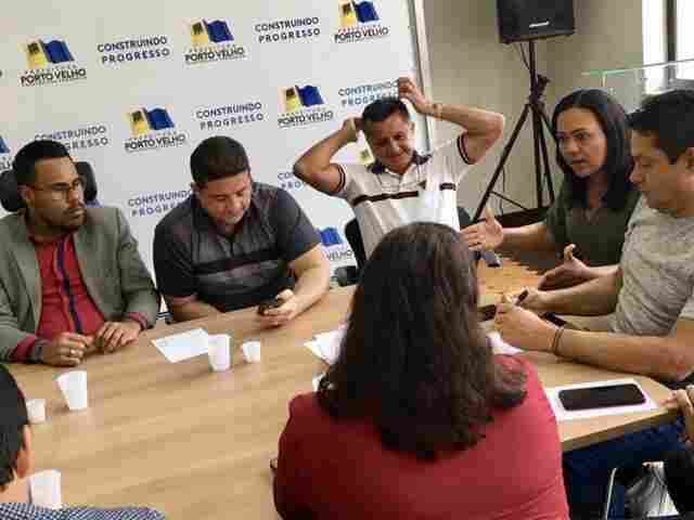 Vereadora Joelna Holder discute conclusão de obras no Bairro Cohab