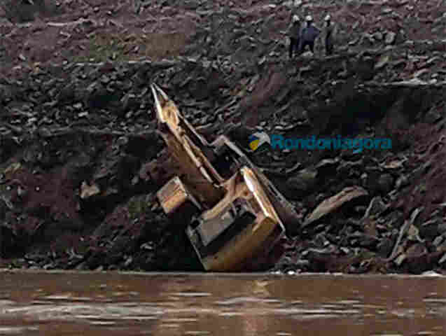 Retroescavadeira quase cai no Rio Madeira