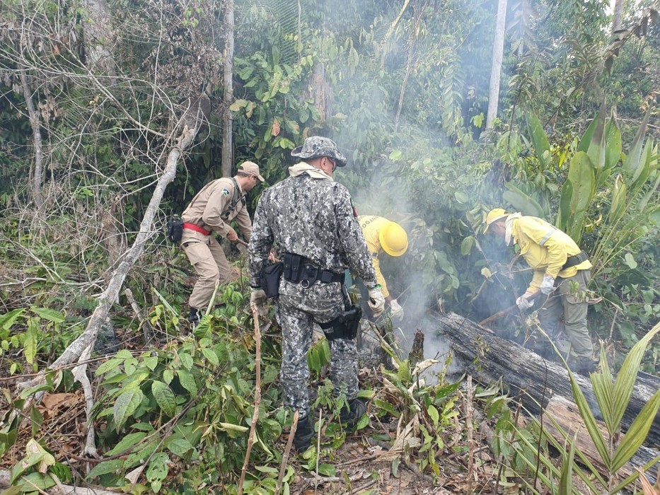 Mais de 200 militares e técnicos atuam nas frentes de combate a incêndios em Rondônia