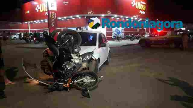 Acidente grave entre carro e moto deixa feridos