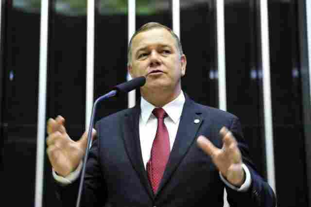 Terra sem documento é sinônimo de fogo sem dono, diz deputado Lucio Mosquini