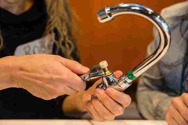 Prefeitura oferece curso de hidráulica e elétrica só para mulheres