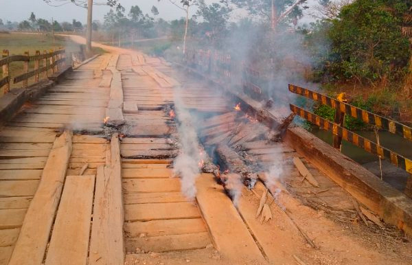 Agricultores incendeiam ponte após denunciarem descaso e nada ser feito