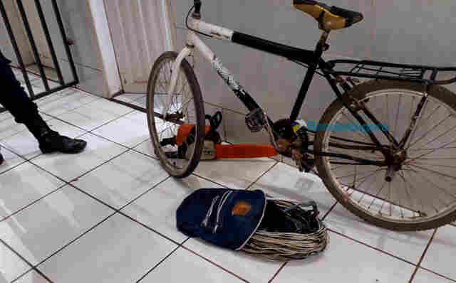 Foragidos são presos após arrombarem e roubarem residência