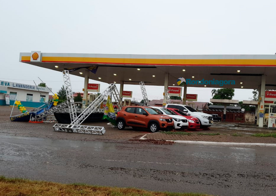 Vídeo e fotos: Temporal derruba árvores, alaga ruas e tumultua Porto Velho