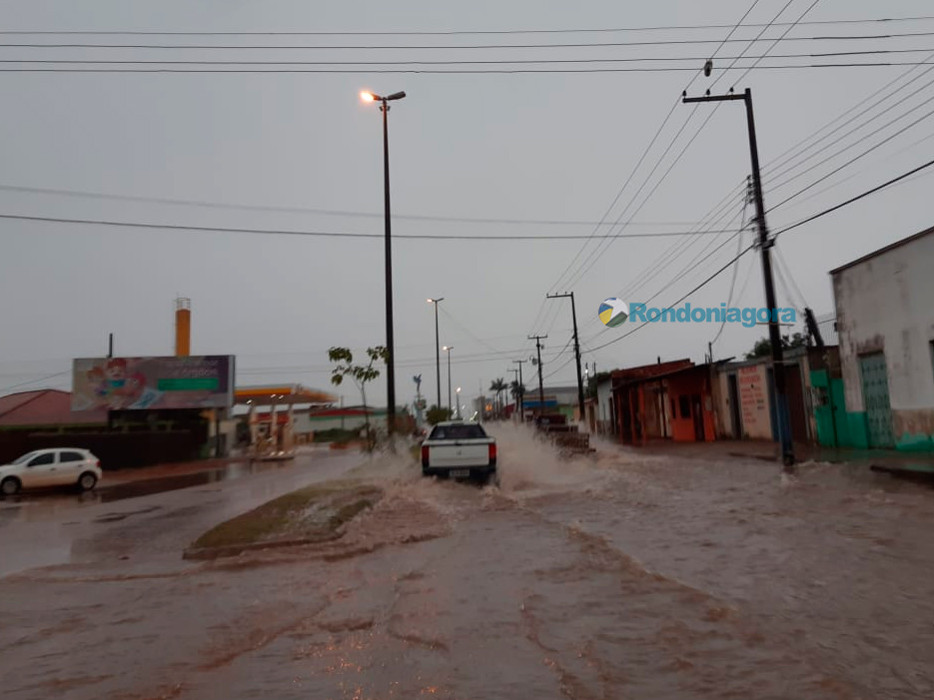 Vídeo e fotos: Temporal derruba árvores, alaga ruas e tumultua Porto Velho