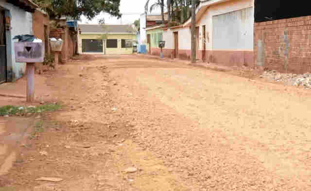 Ap&oacute;s a&ccedil;&atilde;o de Edesio, Bairro Aponi&atilde; recebe obra de limpeza e encascalhamento