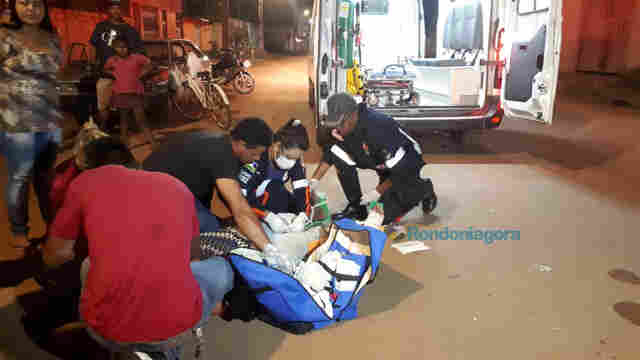 Mulher tem as pernas fraturadas em grave acidente