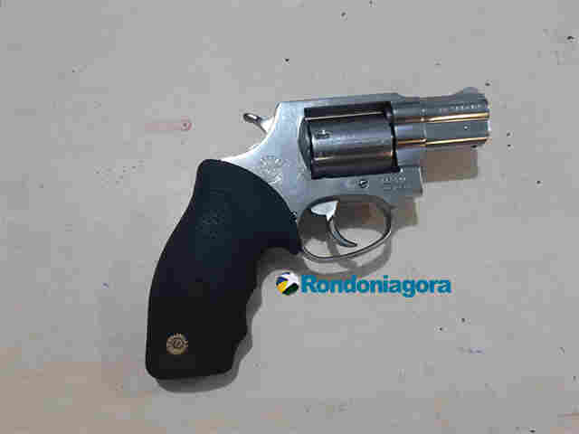 PM prende dupla com arma na Zona Leste