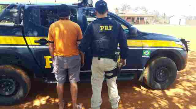 PRF prende homem com documento falso tentando liberar carreta
