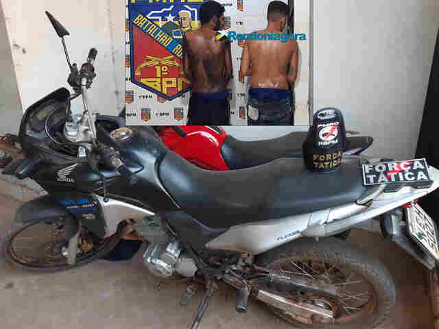 Dupla é presa com motos roubadas em desmanche