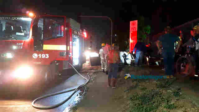 Carro de idoso pega fogo em via pública