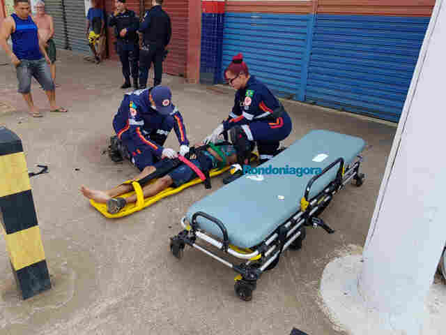 Jovem motociclista fica em estado grave após bater na lateral de carro em cruzamento