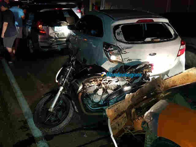 Vídeo: Motociclista é prensada entre dois carros durante engavetamento