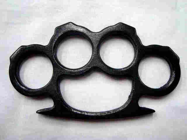 Homem usa “soco inglês” para espancar mãe e filha em bar; Polícia o salva de linchamento