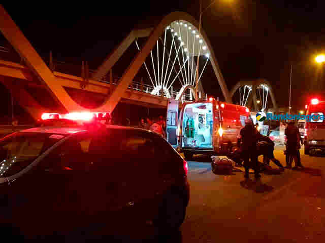 Jovem motociclista é socorrido em estado gravíssimo após acidente no Espaço Alternativo