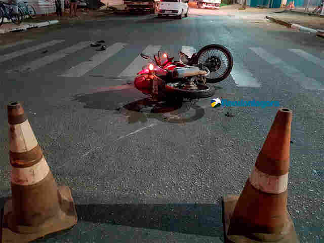 Motorista avança sinal vermelho e causa grave acidente envolvendo motociclista na Capital