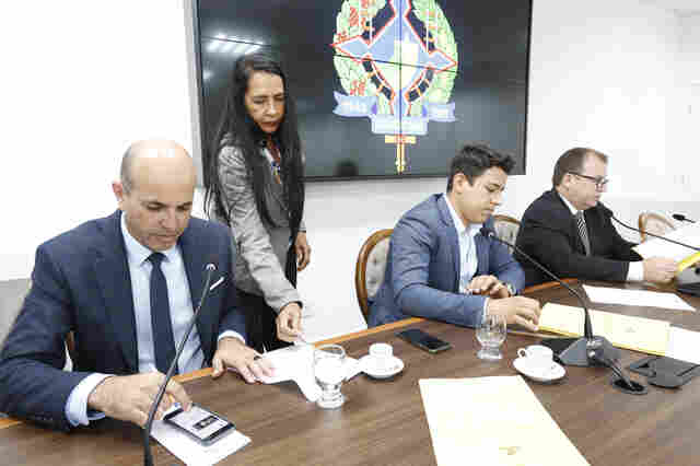 Comissão de Saúde da Assembleia aprova projeto que proíbe queima de pneus em todo o Estado