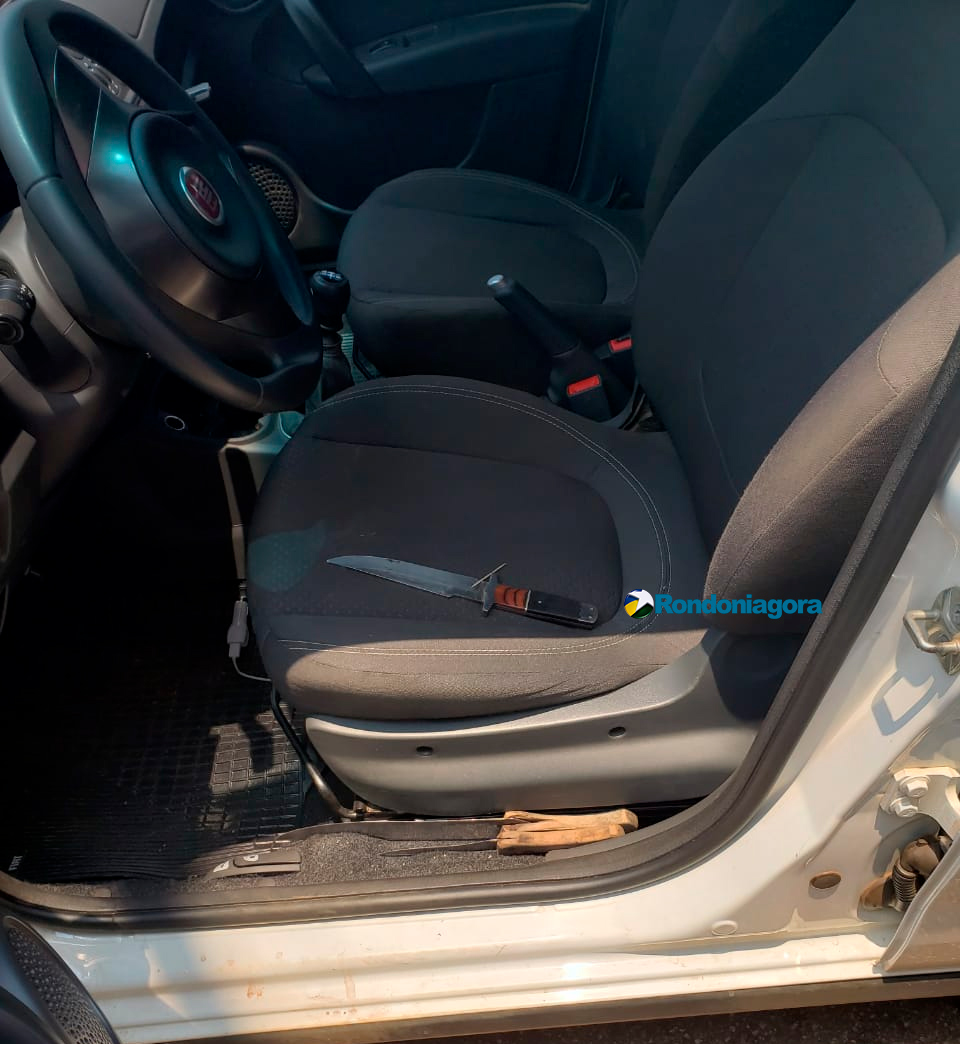 Motorista de carro com mandado de busca resiste a ordem, destrói veículo e faz ameaças com faca