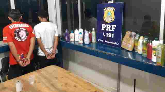 Equatorianos são presos com 18 quilos de cocaína em ônibus