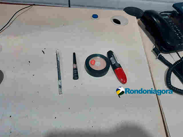 Detida furtando maquiagem, adolescente tenta se jogar de viatura