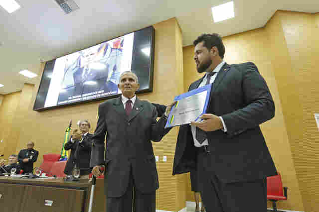 Deputado Jean Oliveira entrega o Título de Cidadão Honorífico de Rondônia a Dezival Ribeiro