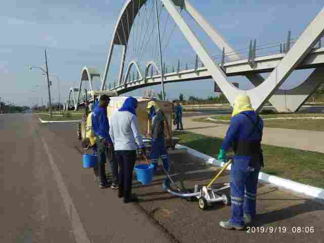 Prefeitura realiza limpeza e pintura na avenida Jorge Teixeira