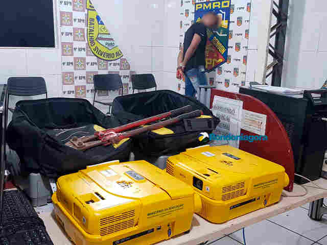 Jovem é preso após furtar eletrônicos em escola onde estuda