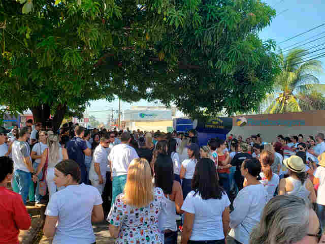 Servidores da Saúde protestam em frente ao Pronto Socorro João Paulo II contra aumento de plantões