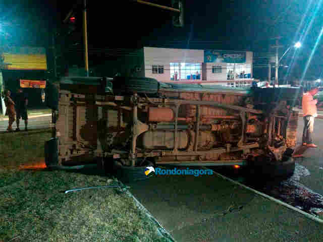 Caminhonete da Semusa capota em frente a rodoviária