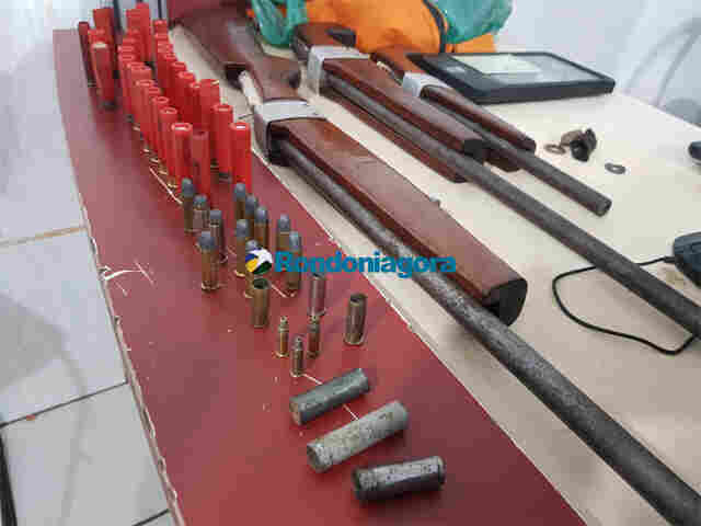 Vizinhos denunciam e homem é preso com três armas após efetuar disparos