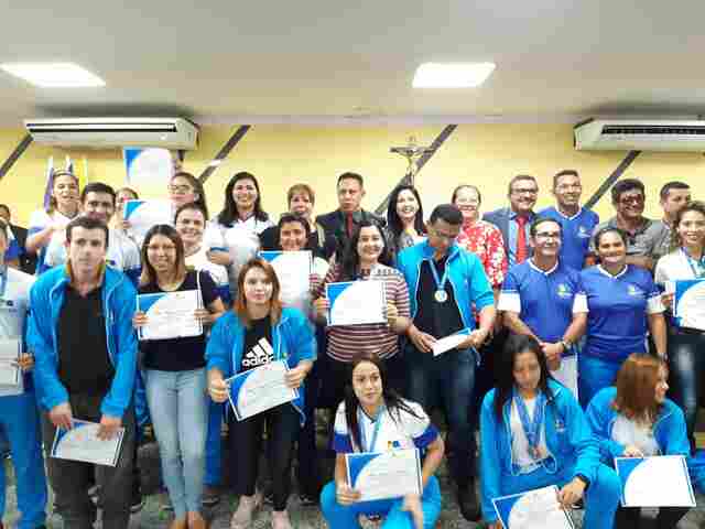 Atletas que participaram do JIR e secretária Ivonete Gomes recebem homenagem da Câmara