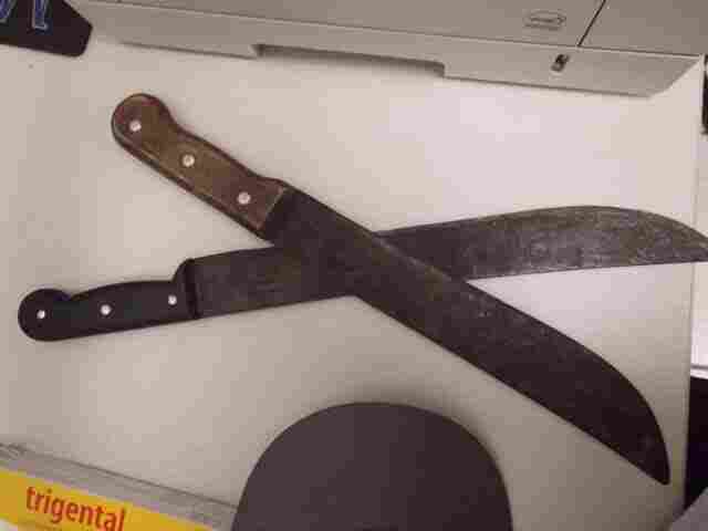 Valentão é preso com facões após ameaçar a esposa de morte e agredir vizinho