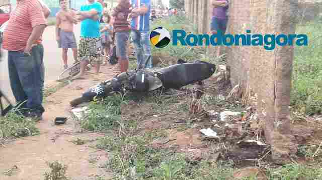 Motociclista tem traumatismo craniano após colidir em carro e bater em muro