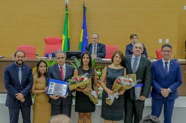 Conselheiro Edilson Silva e desembargador Renato Mimessi recebem a mais alta comenda da Assembleia