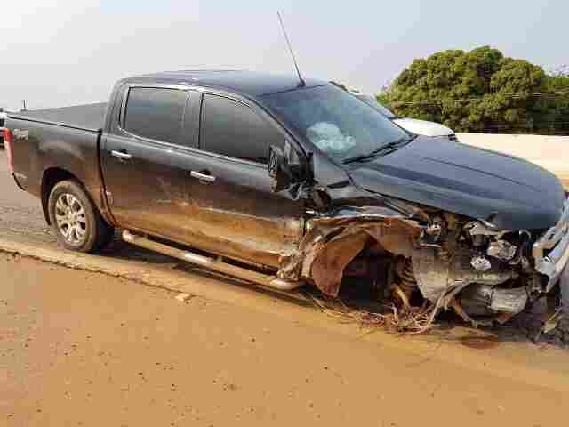 Acidente envolve carreta e caminhonete em viaduto da Capital