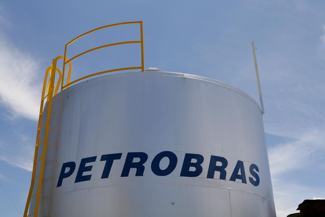 Petrobras aumenta em 2,5% preço da gasolina nas refinarias