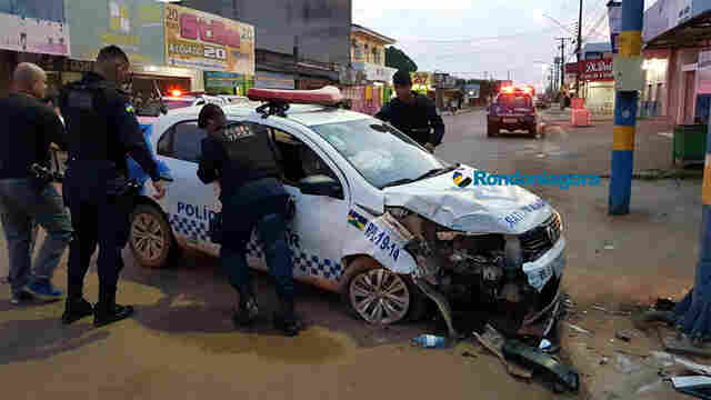 Policiais ficam feridos após colisão de viatura em semáforo