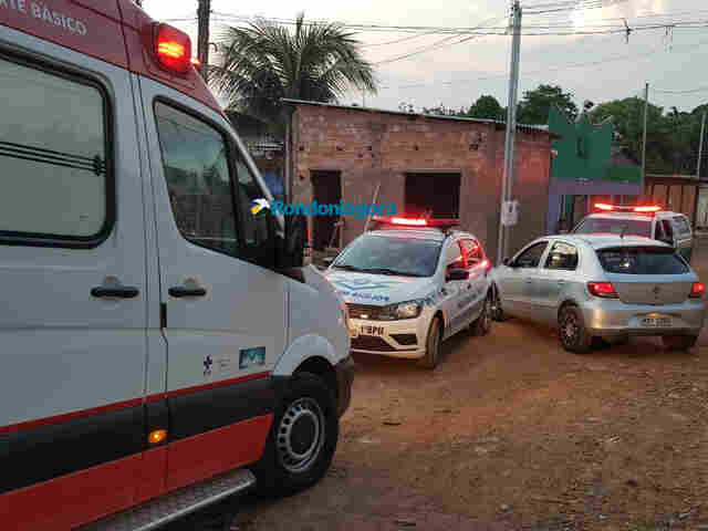 Mulher esfaqueia o marido após ser agredida com socos e chutes