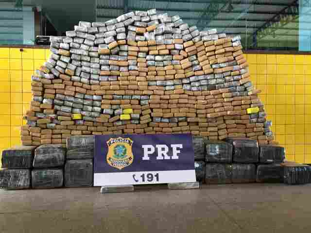 Caminhoneiro é preso com quase 650 quilos de maconha