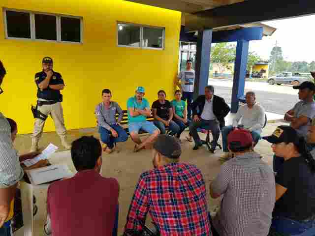 Após reunião com secretário da Educação do Estado, manifestantes liberam a BR-364