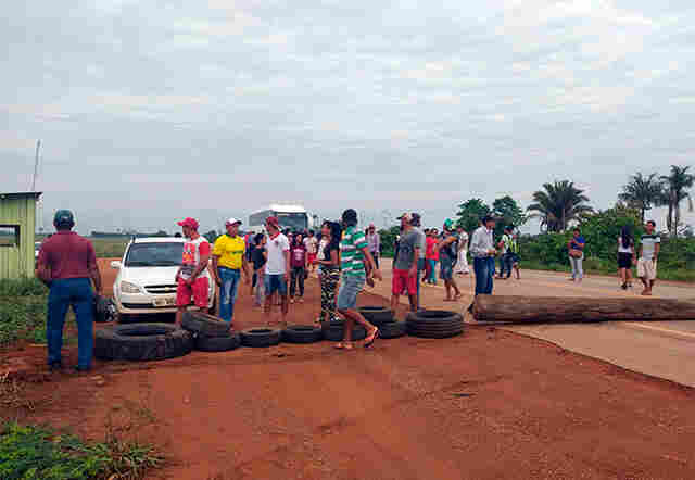 Manifestantes fecham a BR-364 a 80 quilômetros de Jaci-Paraná