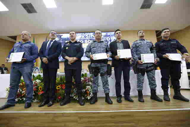 Deputado Alex Silva entrega voto de louvor a policiais da Força Tática e do NOA