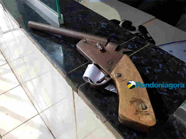 Dupla é presa portando arma de fogo de fabricação caseira