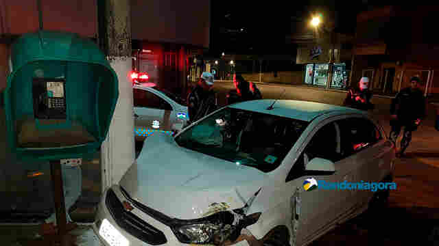 Motorista abandona carro após bater em poste; passageiro foi socorrido