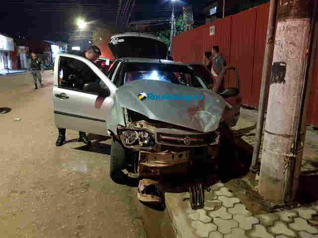 Motorista avança preferencial, é atingido por carro e ainda bate em poste