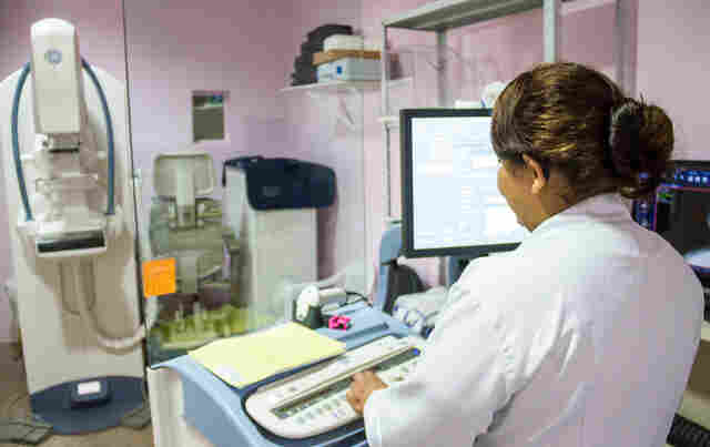 Sesau alerta para prevenção ao câncer de mama e colo de útero