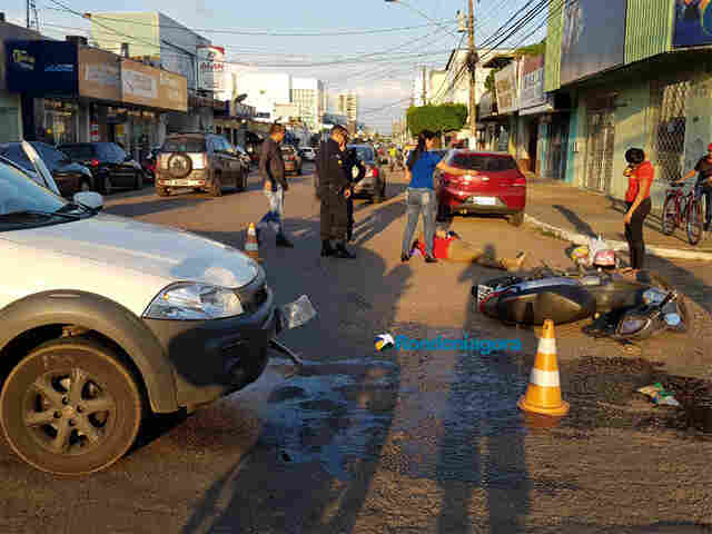 Vídeo: Motorista avança preferencial e causa acidente deixando duas mulheres lesionadas